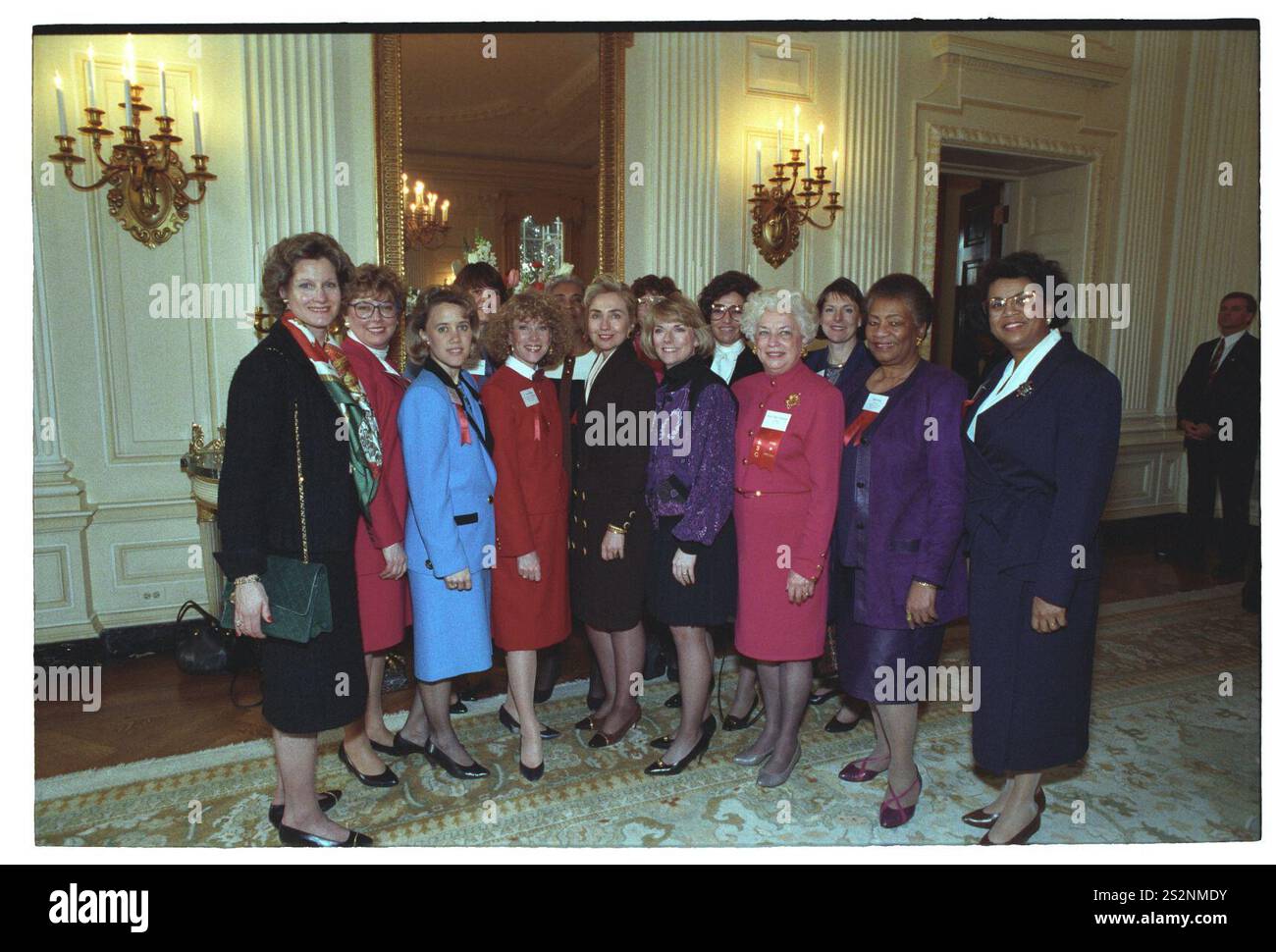 Première dame Hillary Rodham Clinton visitant avec des invités à une réception pour femmes cadres dans le gouvernement de l'État dans la salle à manger de l'État à la Maison Blanche (42). Banque D'Images