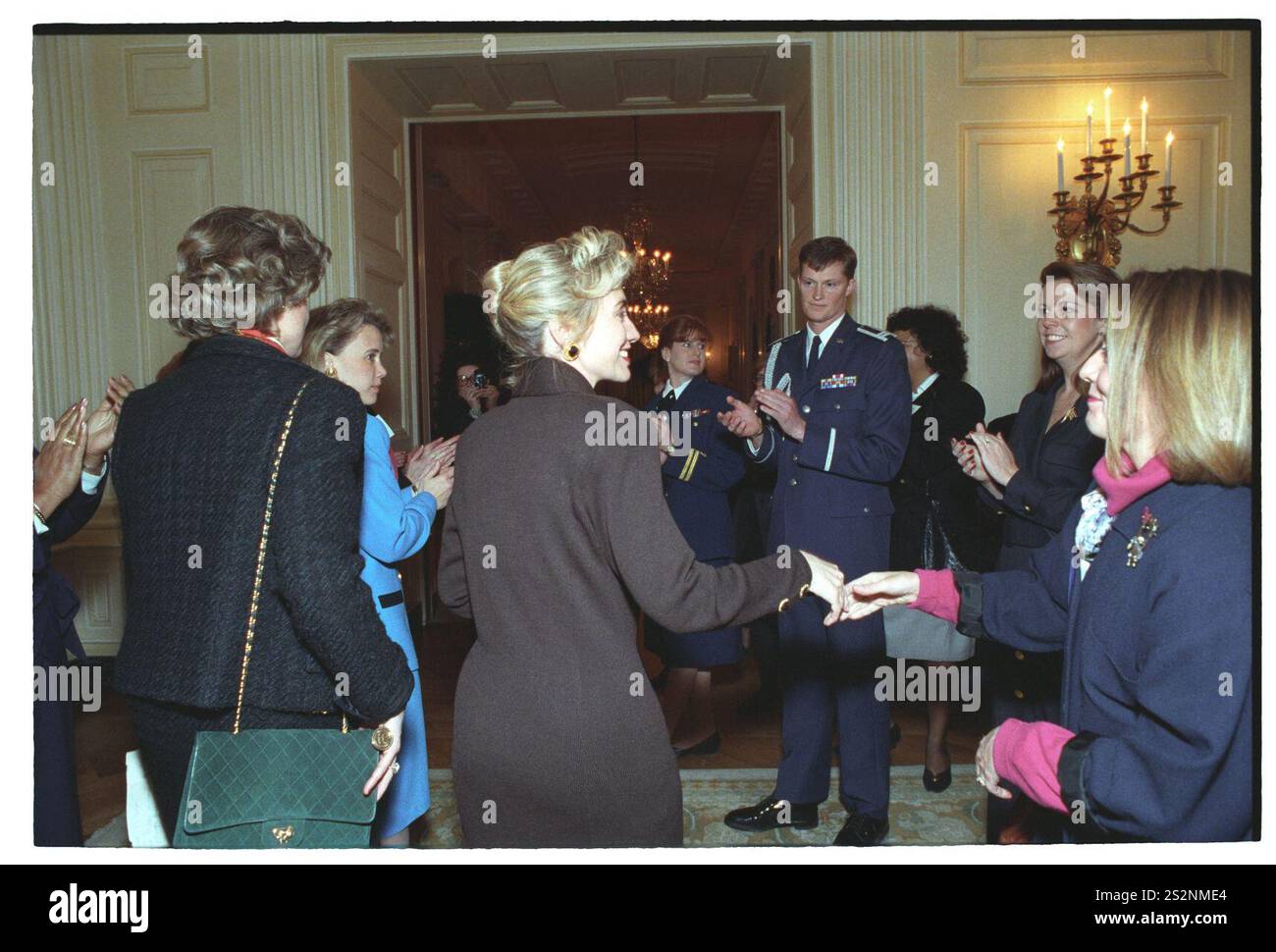 Première dame Hillary Rodham Clinton visitant avec des invités à une réception pour femmes cadres dans le gouvernement de l'État dans la salle à manger de l'État à la Maison Blanche (43). Banque D'Images