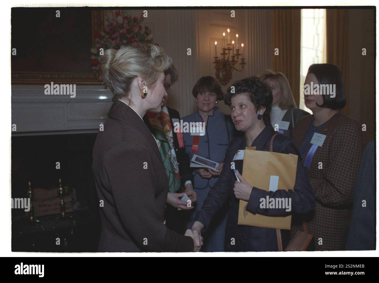 Première dame Hillary Rodham Clinton visitant avec des invités à une réception pour femmes cadres dans le gouvernement de l'État dans la salle à manger de l'État à la Maison Blanche (58). Banque D'Images