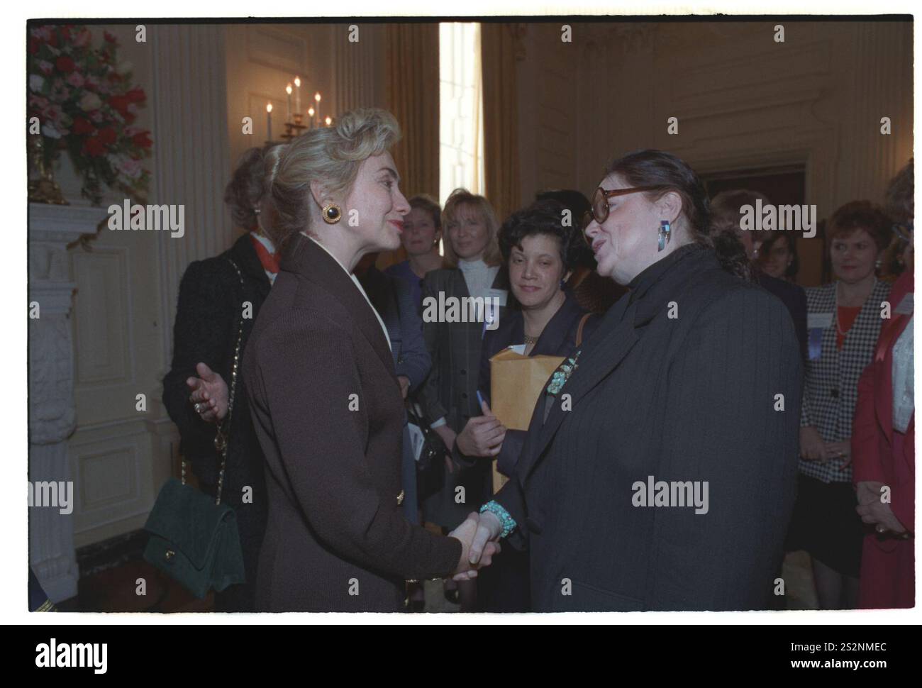 Première dame Hillary Rodham Clinton visitant avec des invités à une réception pour femmes cadres dans le gouvernement de l'État dans la salle à manger de l'État à la Maison Blanche (57). Banque D'Images