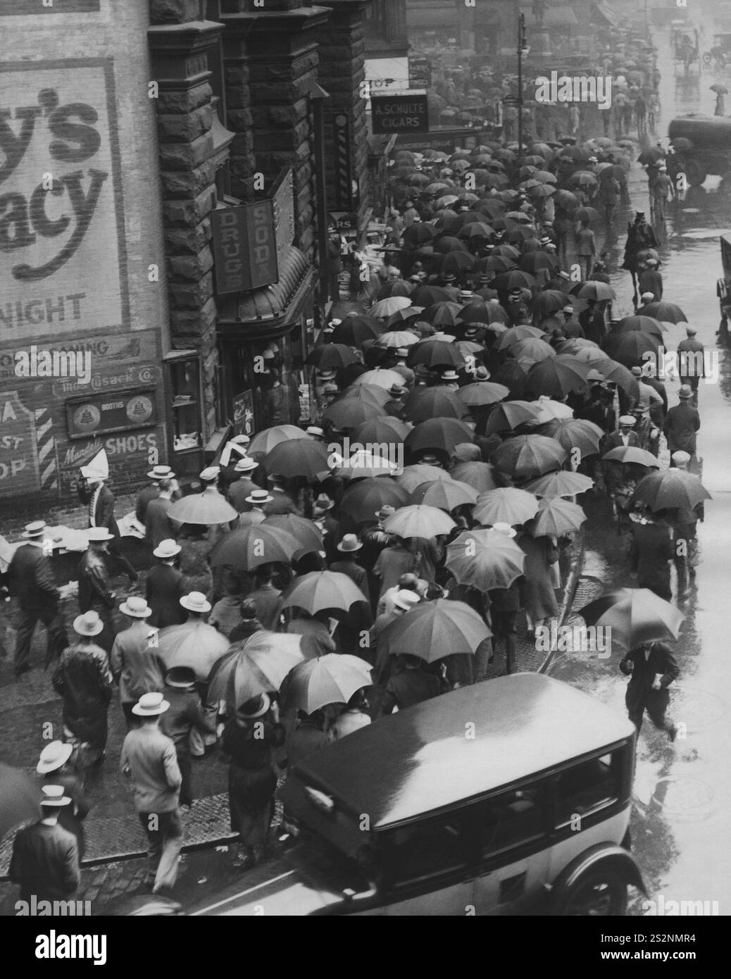 Vue aérienne de piétons d'affaires avec des parapluies marchant dans les rues de Park Row, New York City à cause d'une grève dans le système de métro Banque D'Images