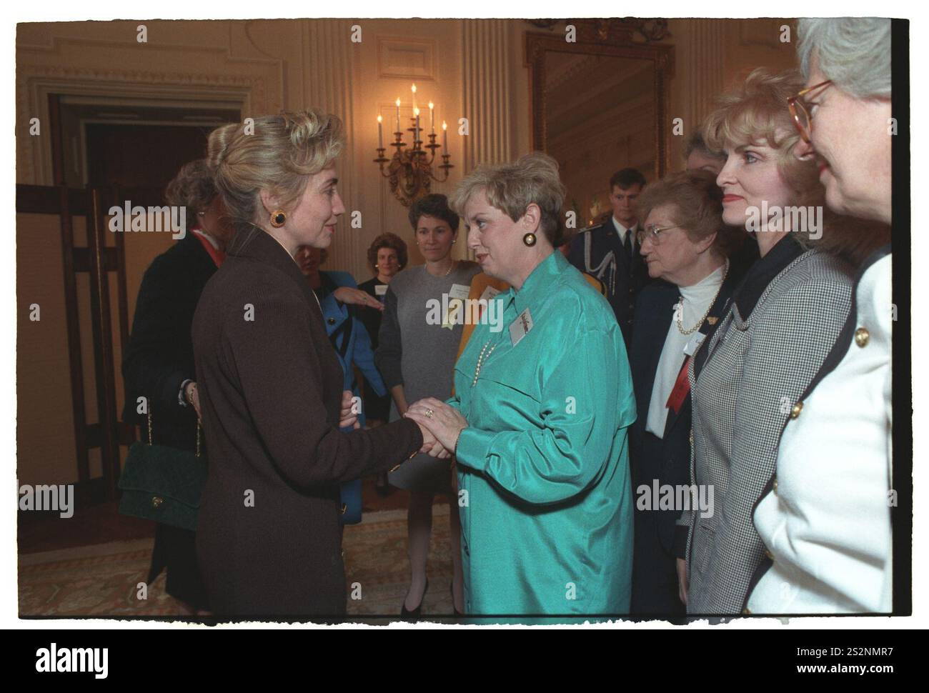 Première dame Hillary Rodham Clinton visitant avec des invités à une réception pour femmes cadres dans le gouvernement de l'État dans la salle à manger de l'État à la Maison Blanche (73). Banque D'Images