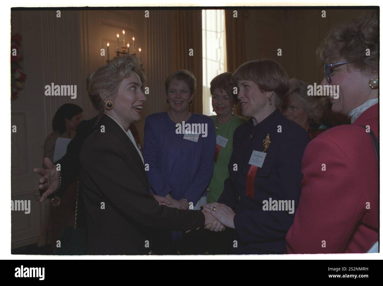 Première dame Hillary Rodham Clinton visitant avec des invités à une réception pour femmes cadres dans le gouvernement de l'État dans la salle à manger de l'État à la Maison Blanche (68). Banque D'Images