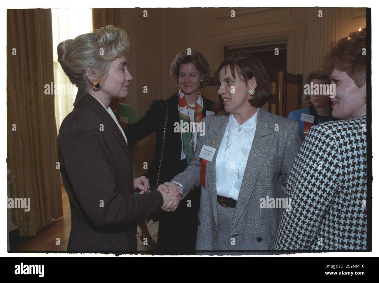 Première dame Hillary Rodham Clinton visitant avec des invités à une réception pour femmes cadres dans le gouvernement de l'État dans la salle à manger de l'État à la Maison Blanche (72). Banque D'Images
