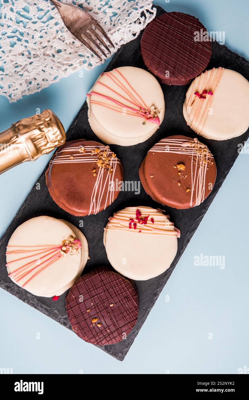 Délicieux biscuits Ischler avec brun un glaçage au chocolat blanc sur noir. Pâtisserie maison, Noël Banque D'Images