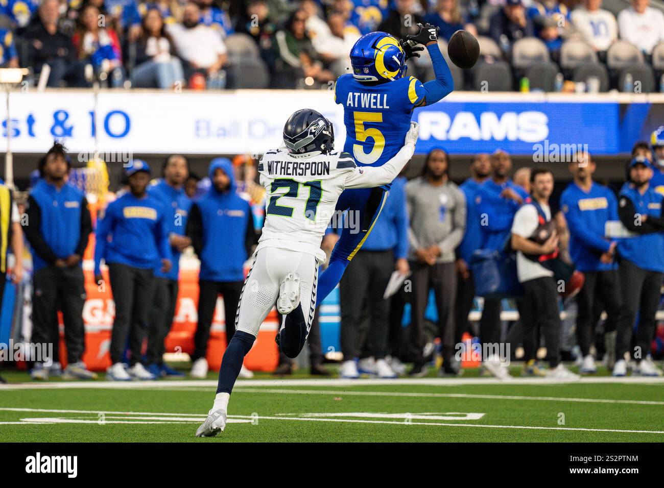 Le cornerback des Seattle Seahawks Devon Witherspoon (21 ans) défend contre le receveur Tutu Atwell (5 ans) des Rams de Los Angeles lors d'un match de la NFL, dimanche 5 janvier Banque D'Images
