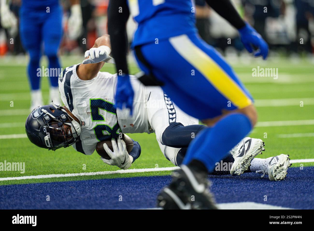 Le Tight End des Seattle Seahawks Noah Fant (87) attrape une passe pour un touchdown lors d'un match de la NFL contre les Rams de Los Angeles, dimanche 5 janvier 2025, à S. Banque D'Images