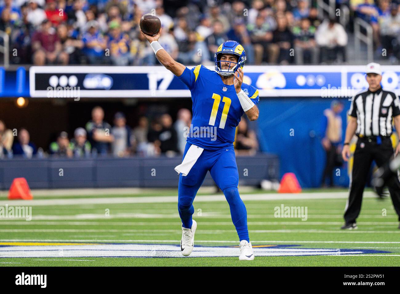 Le quarterback des Rams de Los Angeles Jimmy Garoppolo (11 ans) lance une passe lors d'un match NFL contre les Seahawks de Seattle, dimanche 5 janvier 2025, au SoFi Stadi Banque D'Images