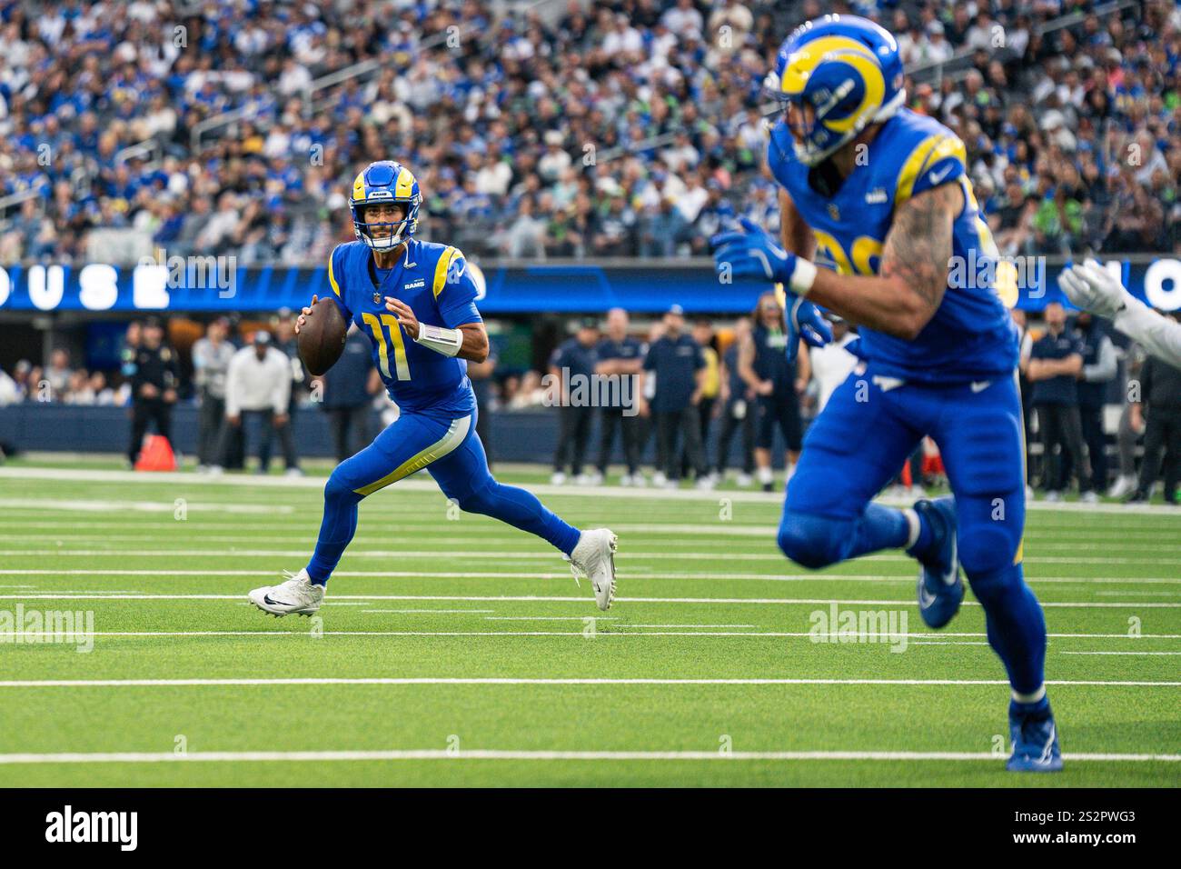 Le quarterback des Rams de Los Angeles Jimmy Garoppolo (11 ans) lance une passe lors d'un match NFL contre les Seahawks de Seattle, dimanche 5 janvier 2025, au SoFi Stadi Banque D'Images