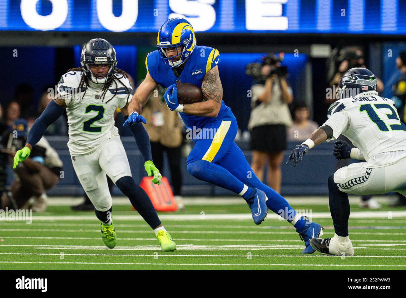 Le Tight End des Rams de Los Angeles Tyler Higbee (89 ans) court après avoir fait une prise contre le linebacker Ernest Jones IV (13 ans) des Seattle Seahawks et Rayshawn je Banque D'Images