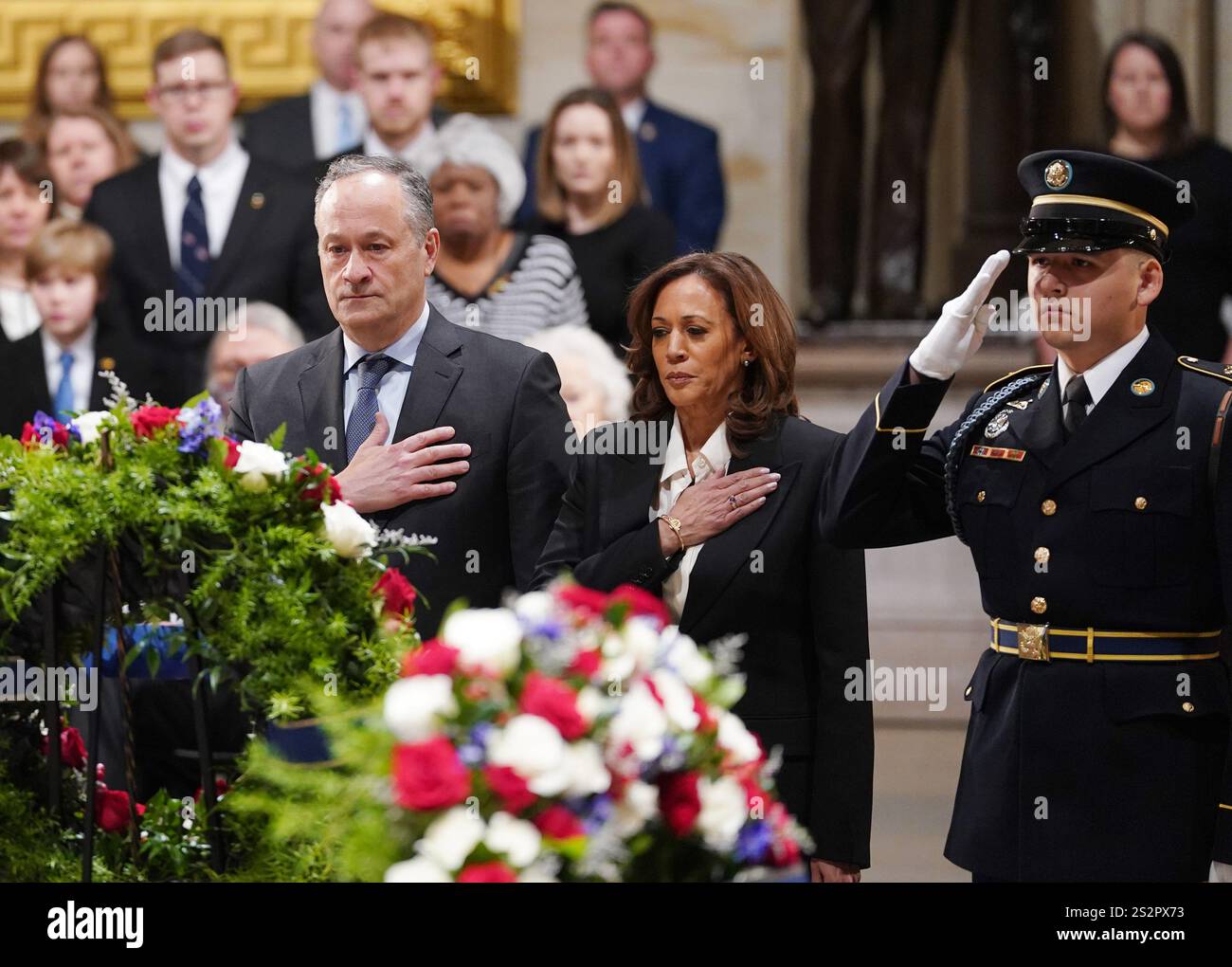 Washington, États-Unis. 07 janvier 2025. Le vice-président Kamala Harris et le second gentleman Doug Emhoff rendent hommage au cercueil drapé de drapeau de l'ancien président Jimmy carter se trouve dans l'état dans la rotonde du Capitole des États-Unis à Washington DC le mardi 7 janvier 2025. Carter, le 39e président, est décédé à l'âge de 100 ans le 29 décembre à son domicile de Plains, en Géorgie. Photo de Bonnie Cash/UPI crédit : UPI/Alamy Live News Banque D'Images