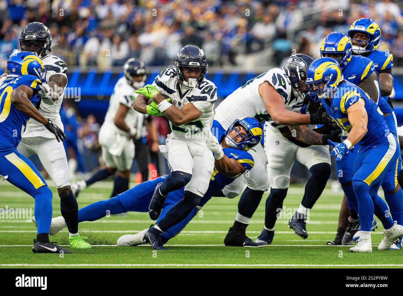 Kenny McIntosh (25 ans) court le ballon contre les Rams de Los Angeles lors d'un match de la NFL, le dimanche 5 janvier 2025, au SoFi Stadi Banque D'Images