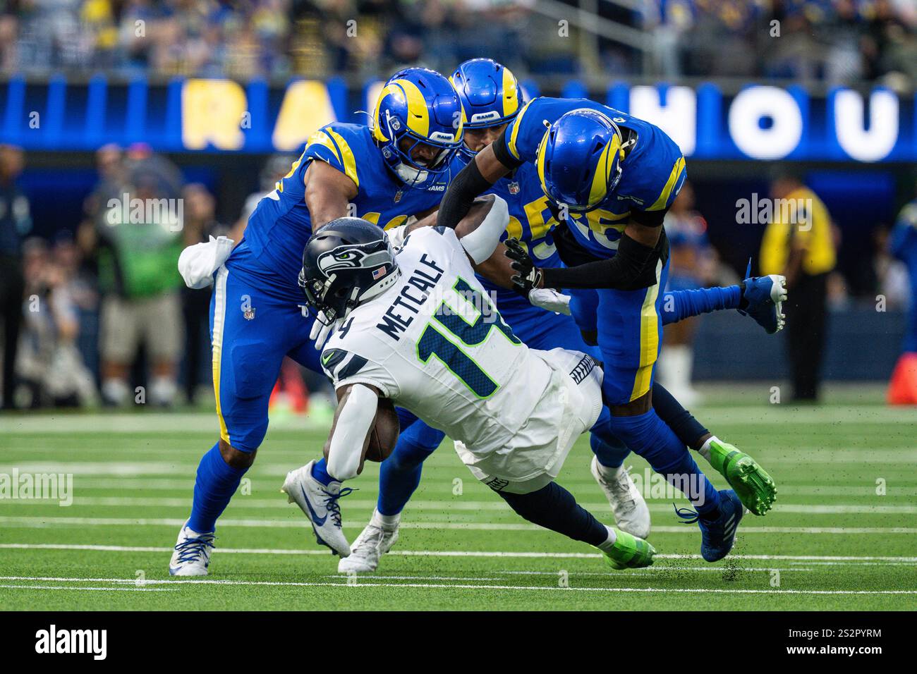 Le receveur large des Seattle Seahawks DK Metcalf (14 ans) est attaqué par le cornerback des Los Angeles Rams Emmanuel Forbes Jr. (25 ans) lors d'un match de la NFL, dimanche 5 janvier Banque D'Images
