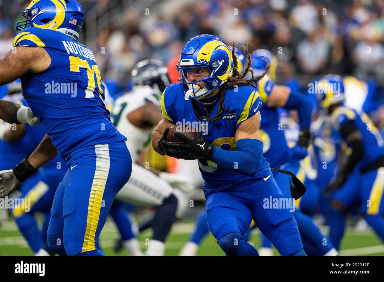 Jordan Whittington (88 ans), receveur des Rams de Los Angeles, dirige le ballon lors d'un match de la NFL contre les Seahawks de Seattle, le dimanche 5 janvier 2025 au SoFi Banque D'Images