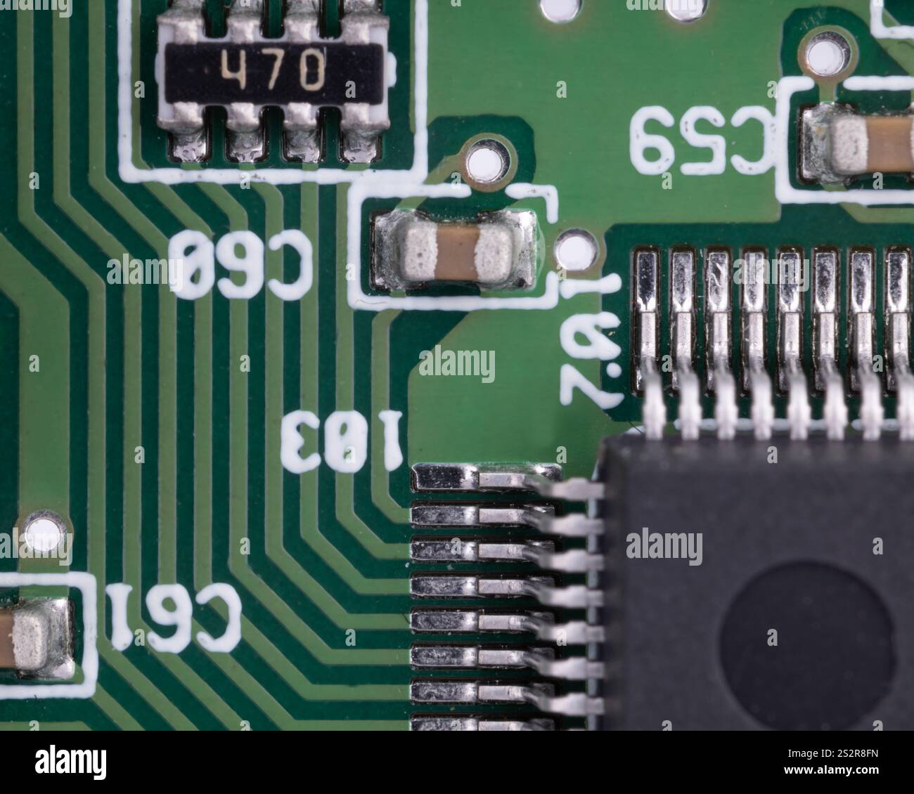 Gros plan de la carte de circuit imprimé avec circuit intégré et condensateurs Banque D'Images