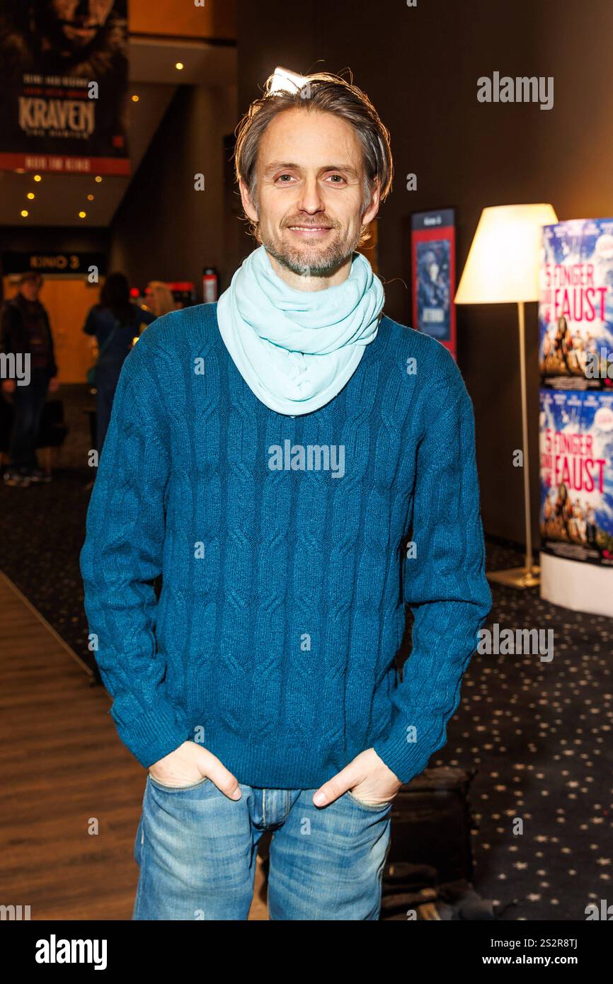 Premiere - Fünf finger sind ne Faust Axel Schreiber BEI der Premiere zu Fünf finger sind ne Faust im CineMotion Kino in Hohenschönhausen am 07.01.2025 in Berlin. *** Première Fünf finger sind ne Faust Axel Schreiber à la première de Fünf finger sind ne Faust au cinéma CineMotion à Hohenschönhausen le 07 01 2025 à Berlin Copyright : xEventpressxKochanx Banque D'Images