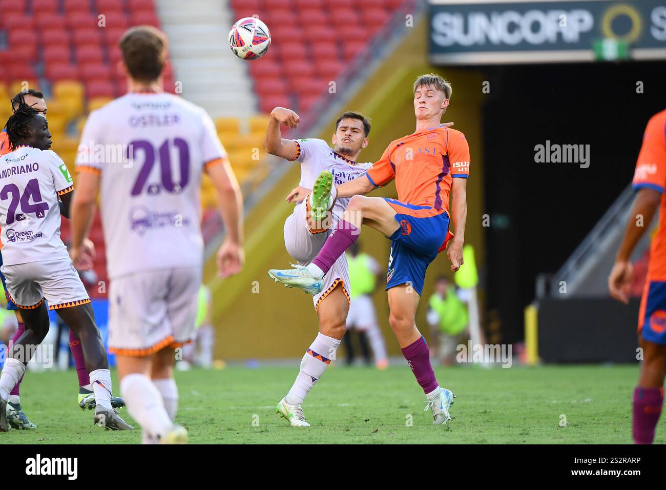 Brisbane, Australie. 21 décembre 2024. Taras Gomulka de The Glory et Thomas Waddingham de The Roar s'affrontent lors du match de la ronde 9 masculine de A-League entre Brisbane Roar et Perth Glory au Suncorp Stadium de Brisbane, le samedi 21 décembre 2024. (AAP image/Jono Searle) PAS D'ARCHIVAGE, USAGE ÉDITORIAL UNIQUEMENT crédit : Australian Associated Press/Alamy Live News Banque D'Images