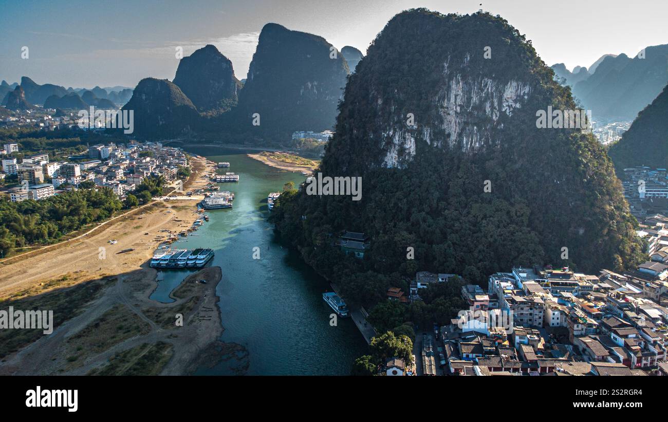 Vue aérienne de la rivière Yangshuo et Li qui serpente à travers un paysage magnifique, entouré de majestueuses montagnes karstiques Banque D'Images
