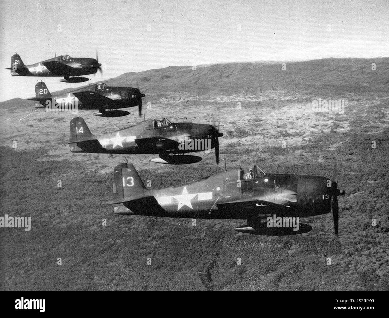 Quatre Grumman F6F-5 Hellcat de VF-6 en vol, en 1945. Banque D'Images