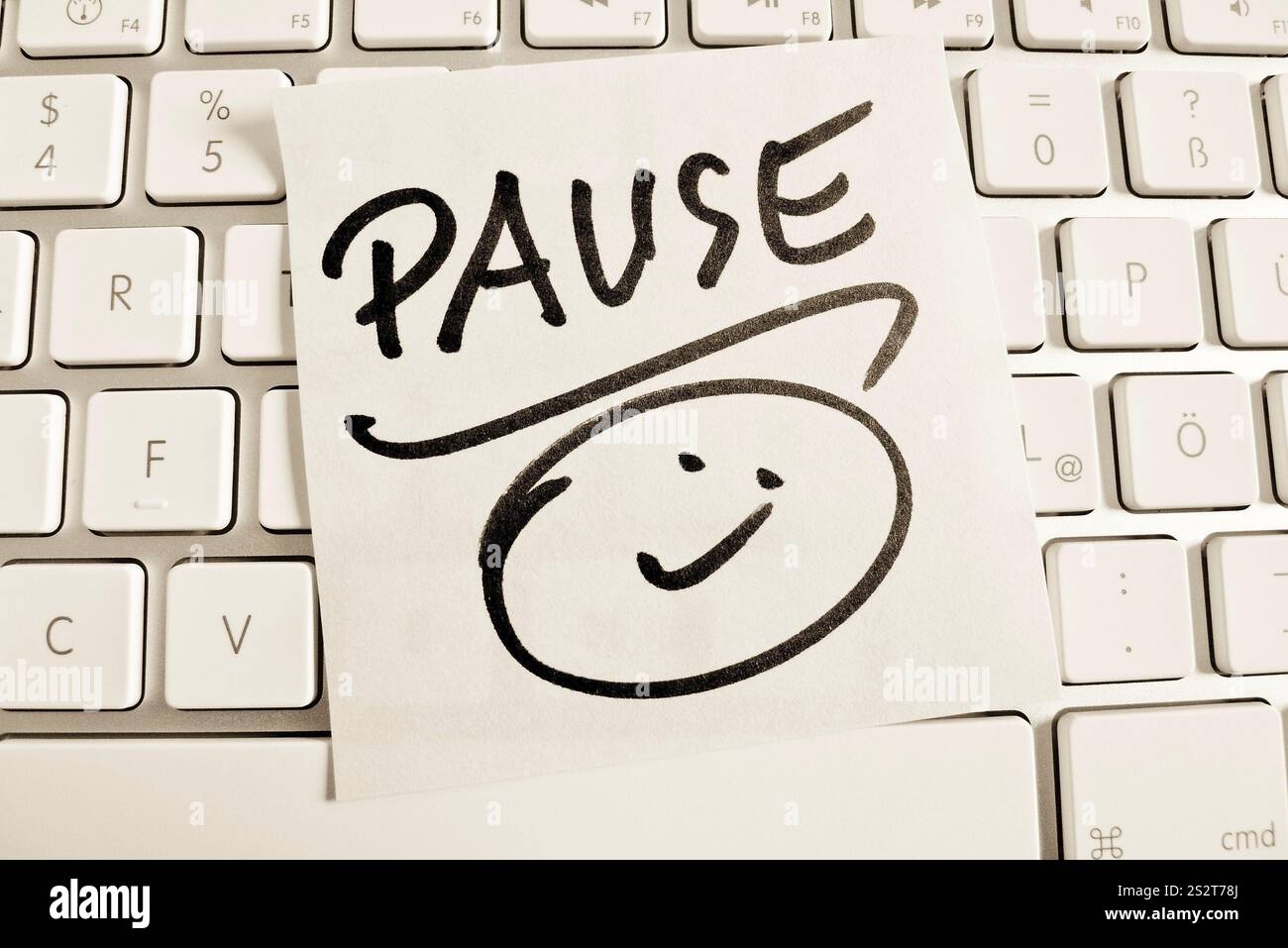 Une note sur le clavier d'un ordinateur pour rappel : pause Autriche Banque D'Images