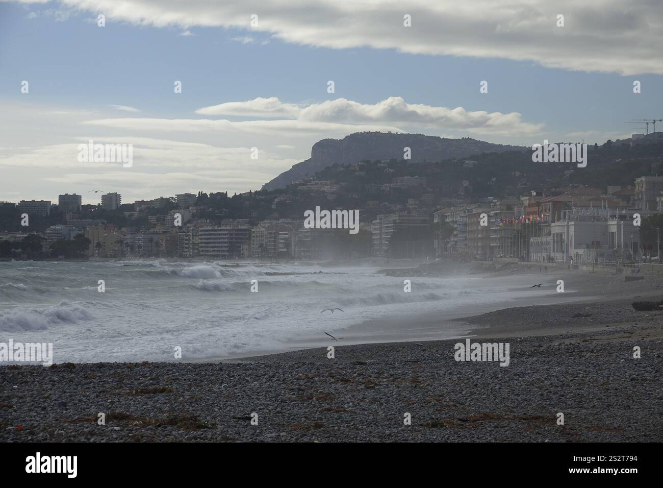 Destruction sur la côte de la Côte d'Azur à Roquebrune Cap Martin et Menton après tempête en lien avec de fortes pluies, balade emportée sur la plage Banque D'Images