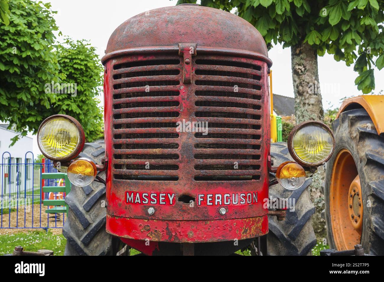 Tracteur ancien Massey Ferguson, voiture ancienne rencontre Dirinon, département Finistère Penn Ar Bed, région Bretagne Breizh, France, Europe Banque D'Images