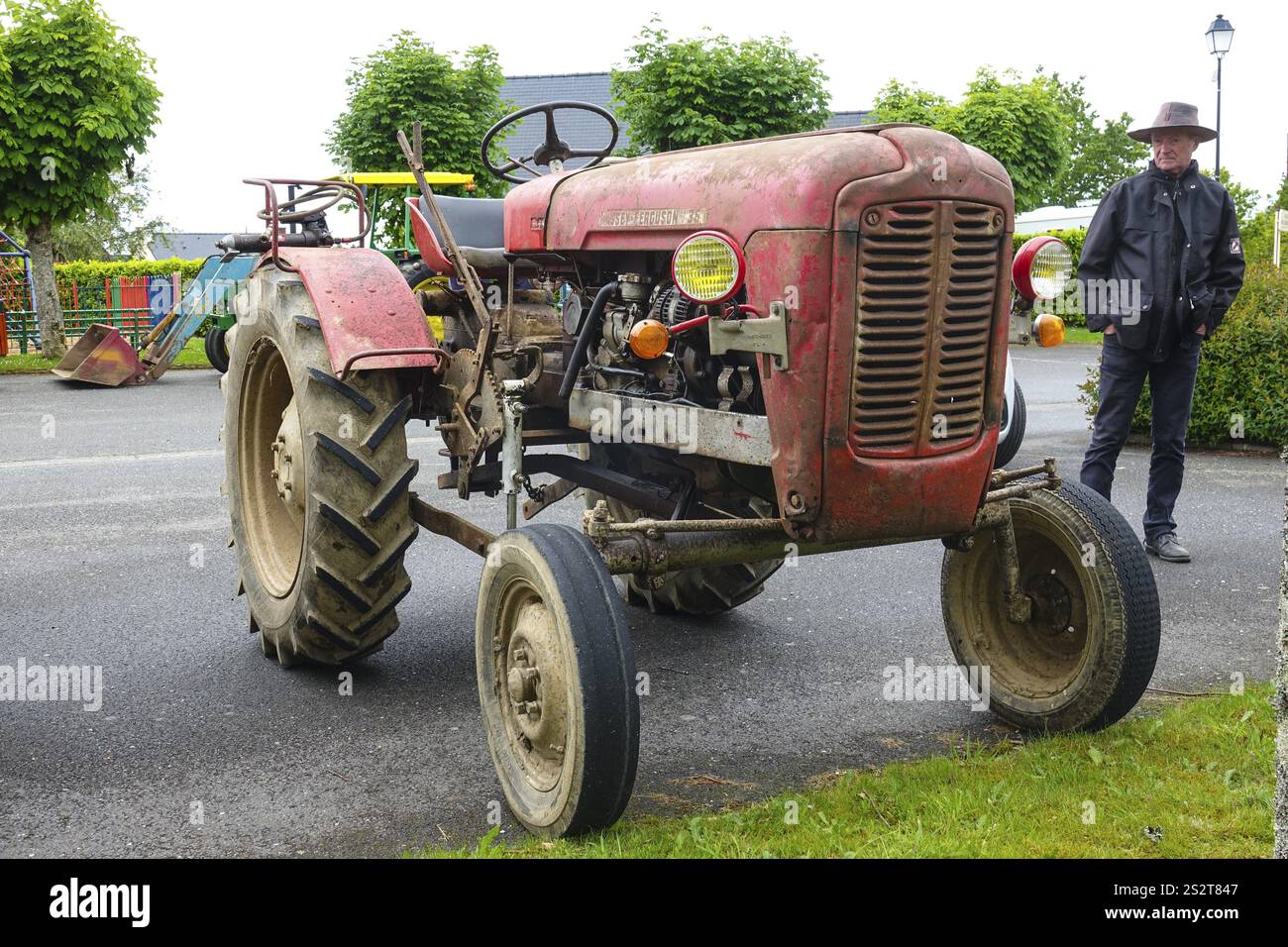 Tracteur ancien Massey Ferguson 35, voiture ancienne Meeting Dirinon, Department Finistère Penn Ar Bed, region Bretagne Breizh, France, Europe Banque D'Images