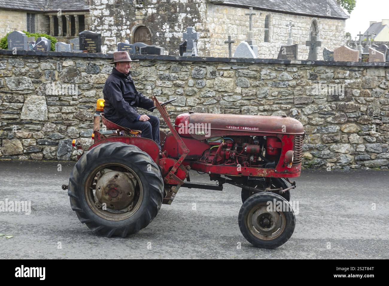 Ancien tracteur Massey Ferguson devant l'église et la chapelle Sainte nonne, voiture ancienne rencontre Dirinon, département Finistère Penn Ar Bed, région Bretagne Banque D'Images