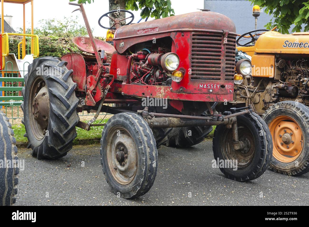 Tracteur ancien Massey Ferguson Vintage car Meeting Dirinon, Department Finistère Penn Ar Bed, region Bretagne Breizh, France, Europe Banque D'Images
