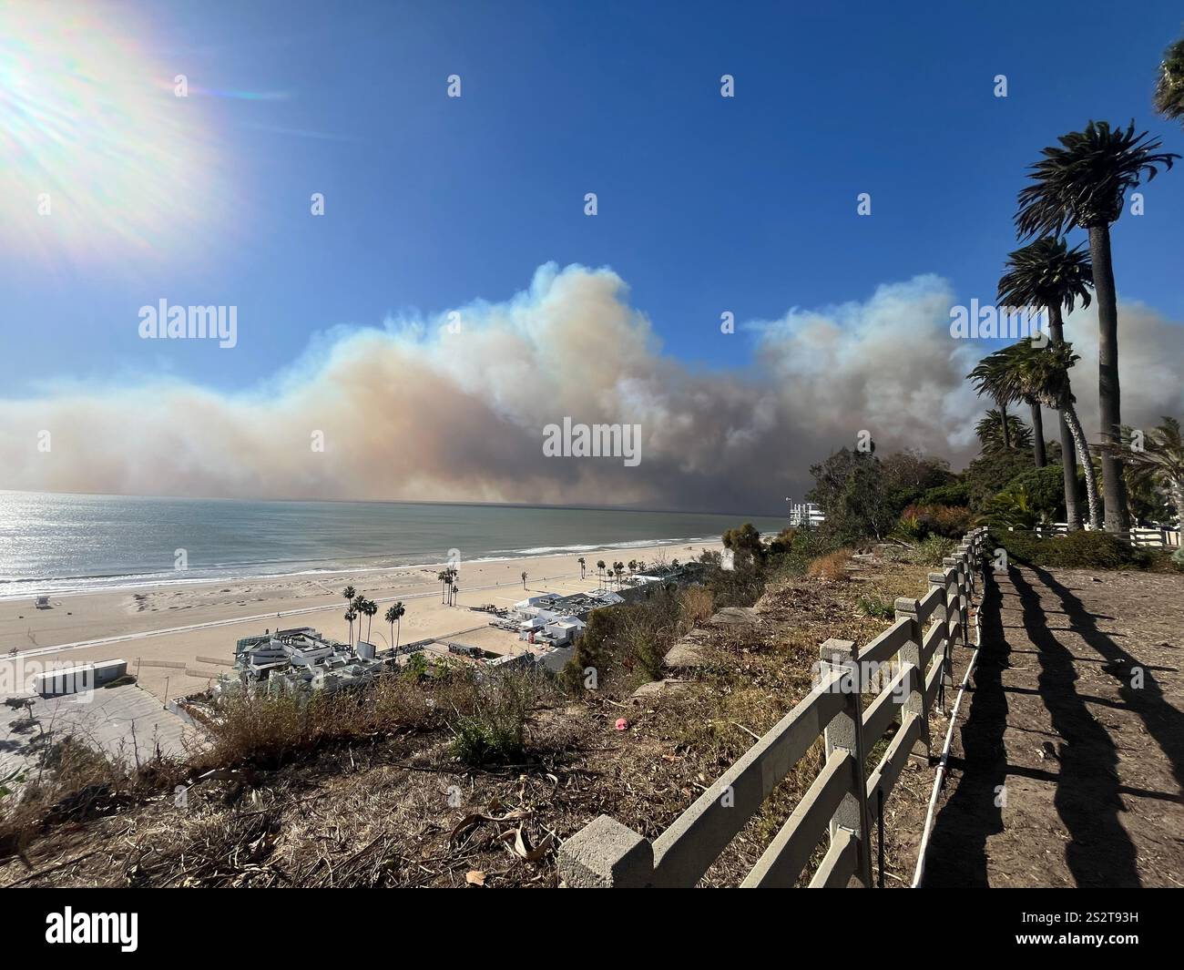 Feu de Palisades, vu du parc de Palisades, fumée dramatique soufflant dans l'océan, premier jour 1/7/2025. - Image de stock capturée avec un smartphone