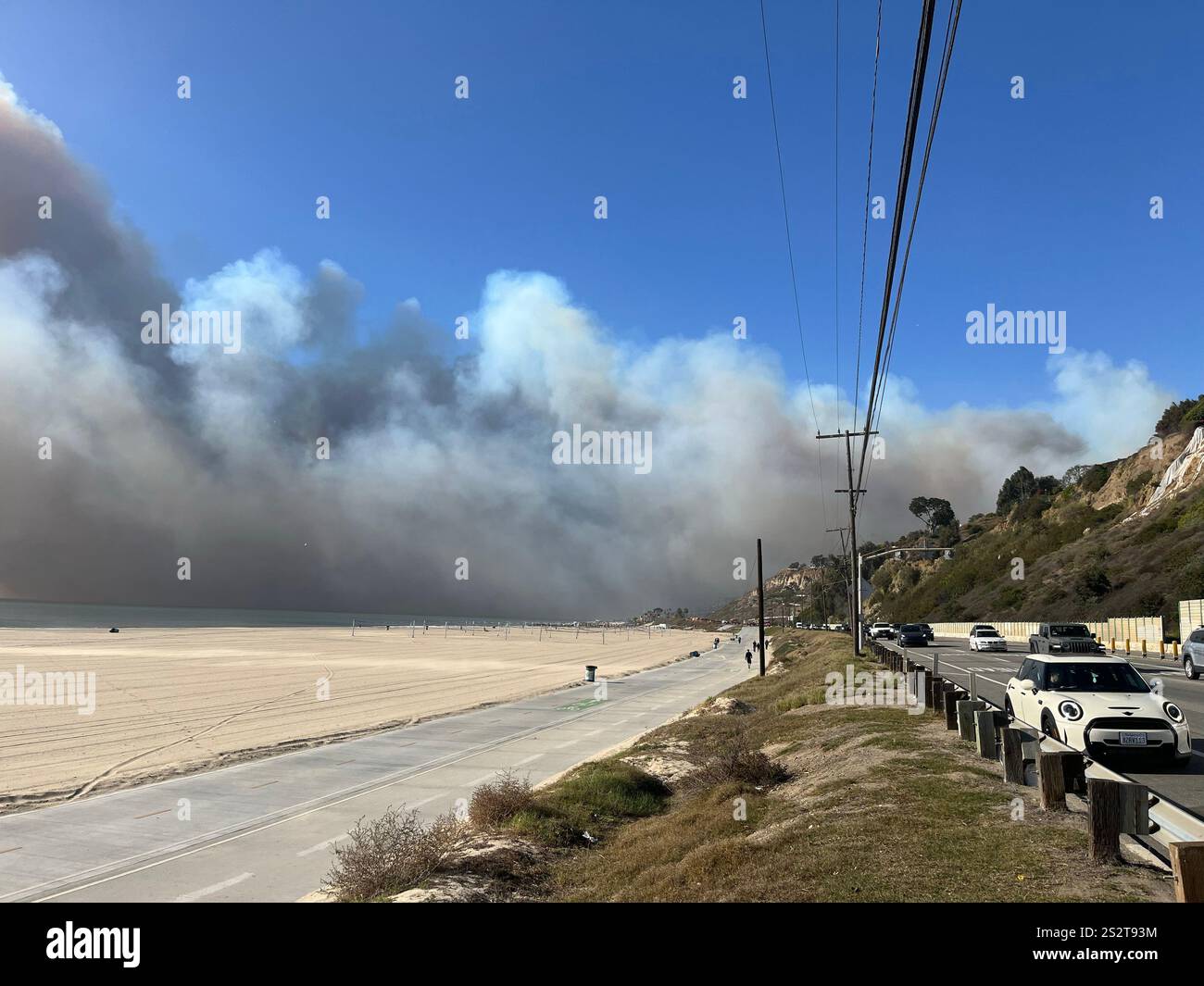 Feu de Palisades, la piste cyclable de plage au sud de Sunset Blvd, fumée soufflant vers l'océan, pompiers, zones de rassemblement LAPD sur PCH, jour 1/7/2025. - Image de stock capturée avec un smartphone