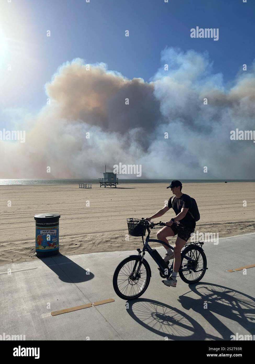 Feu de Palisades, la piste cyclable de plage au sud de Sunset Blvd, fumée soufflant vers l'océan, pompiers, zones de rassemblement LAPD sur PCH, jour 1/7/2025. - Image de stock capturée avec un smartphone