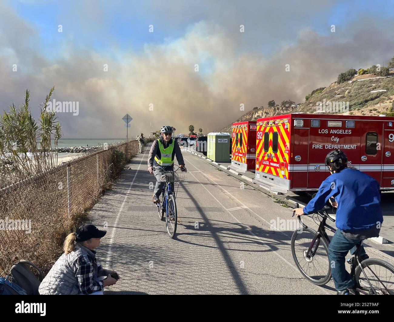 Feu de Palisades, la piste cyclable de plage au sud de Sunset Blvd, fumée soufflant vers l'océan, pompiers, zones de rassemblement LAPD sur PCH, jour 1/7/2025. - Image de stock capturée avec un smartphone