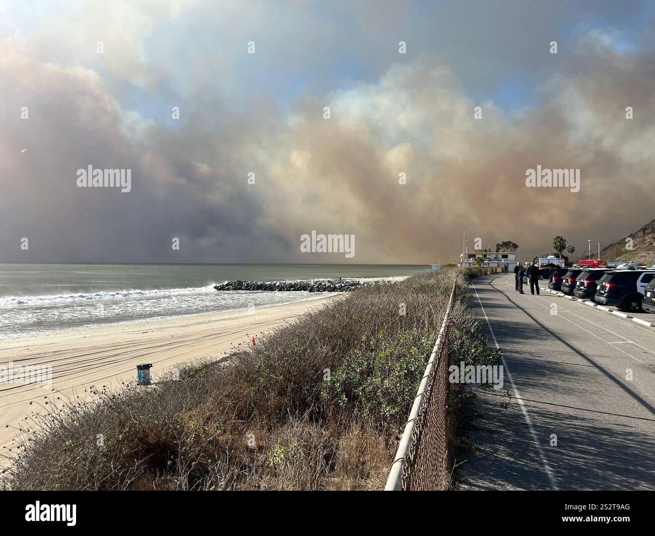 Feu de Palisades, la piste cyclable de plage au sud de Sunset Blvd, fumée soufflant vers l'océan, pompiers, zones de rassemblement LAPD sur PCH, jour 1/7/2025. - Image de stock capturée avec un smartphone