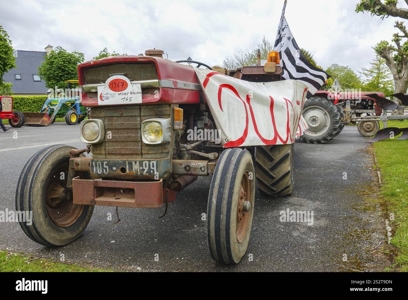 Tracteur ancien Massey Ferguson, voiture ancienne rencontre Dirinon, département Finistère Penn Ar Bed, région Bretagne Breizh, France, Europe Banque D'Images