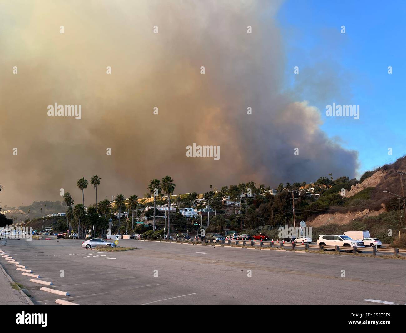 Feu de Palisades, la piste cyclable de plage au sud de Sunset Blvd, fumée soufflant vers l'océan, pompiers, zones de rassemblement LAPD sur PCH, jour 1/7/2025. - Image de stock capturée avec un smartphone