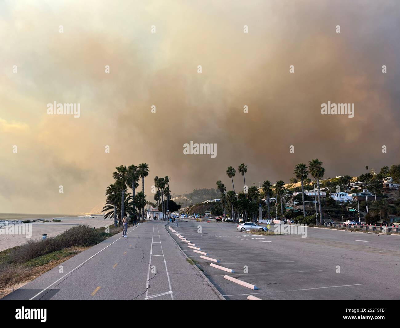Feu de Palisades, la piste cyclable de plage au sud de Sunset Blvd, fumée soufflant vers l'océan, pompiers, zones de rassemblement LAPD sur PCH, jour 1/7/2025. - Image de stock capturée avec un smartphone