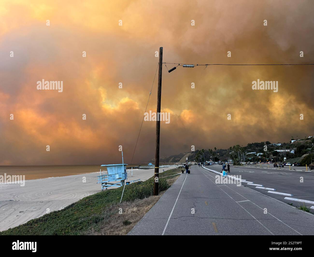 Feu de Palisades, la piste cyclable de plage au sud de Sunset Blvd, fumée soufflant vers l'océan, pompiers, zones de rassemblement LAPD sur PCH, jour 1/7/2025. - Image de stock capturée avec un smartphone