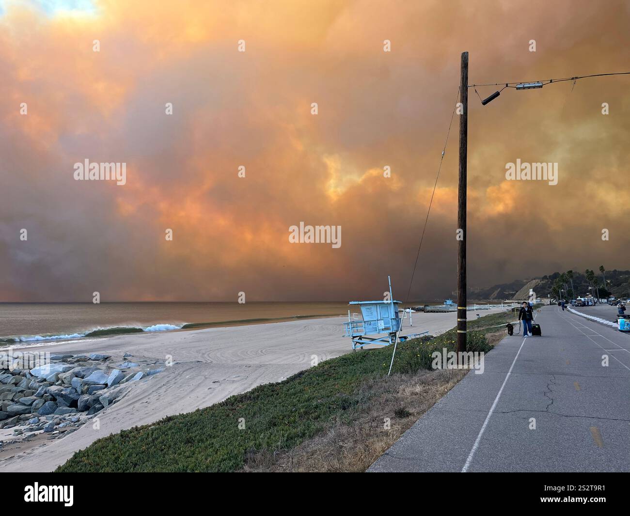 Feu de Palisades, la piste cyclable de plage au sud de Sunset Blvd, fumée soufflant vers l'océan, pompiers, zones de rassemblement LAPD sur PCH, jour 1/7/2025. - Image de stock capturée avec un smartphone