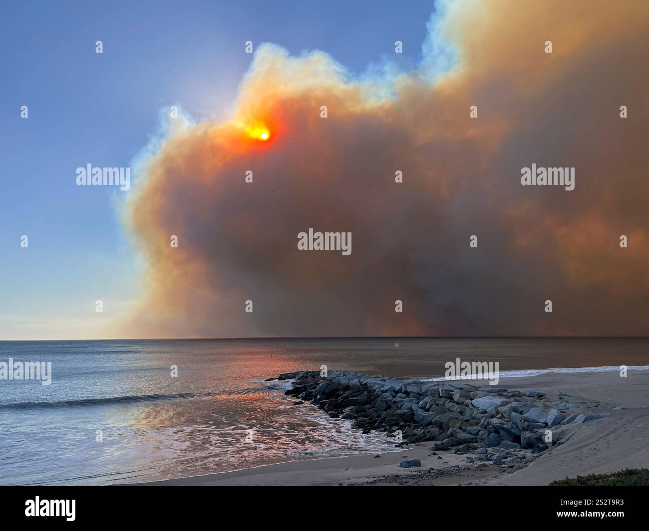 Feu de Palisades, la piste cyclable de plage au sud de Sunset Blvd, fumée soufflant vers l'océan, pompiers, zones de rassemblement LAPD sur PCH, jour 1/7/2025. - Image de stock capturée avec un smartphone