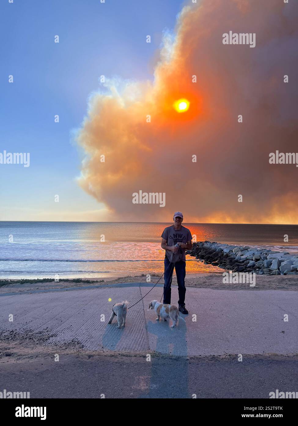 Feu de Palisades, la piste cyclable de plage au sud de Sunset Blvd, fumée soufflant vers l'océan, pompiers, zones de rassemblement LAPD sur PCH, jour 1/7/2025. - Image de stock capturée avec un smartphone