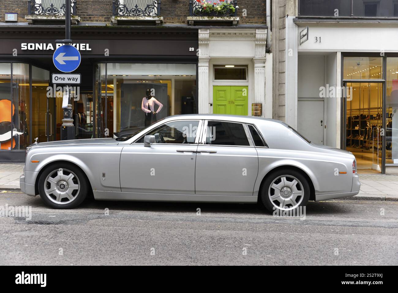 Londres, région de Londres, Angleterre, Royaume-Uni, Europe, voiture de luxe argentée garée devant un magasin de fantaisie, Europe Banque D'Images
