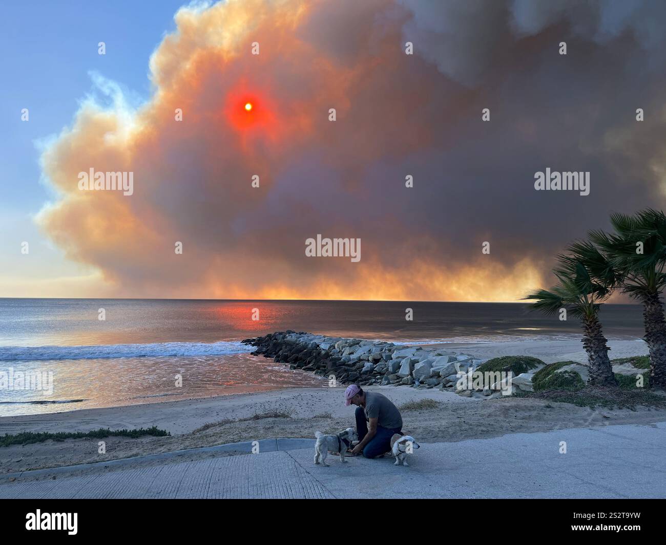 Feu de Palisades, la piste cyclable de plage au sud de Sunset Blvd, fumée soufflant vers l'océan, pompiers, zones de rassemblement LAPD sur PCH, jour 1/7/2025. - Image de stock capturée avec un smartphone
