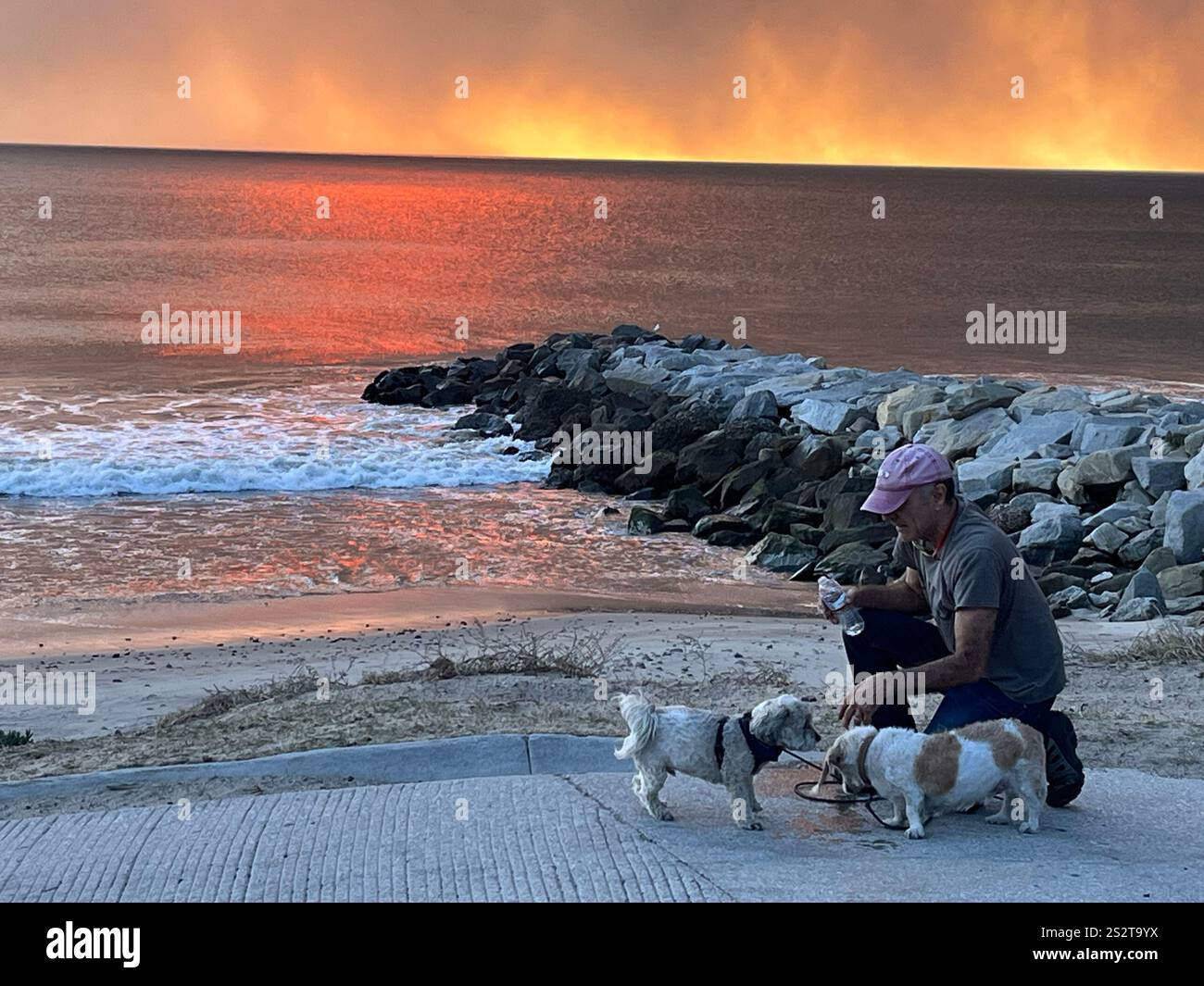 Feu de Palisades, la piste cyclable de plage au sud de Sunset Blvd, fumée soufflant vers l'océan, pompiers, zones de rassemblement LAPD sur PCH, jour 1/7/2025. - Image de stock capturée avec un smartphone
