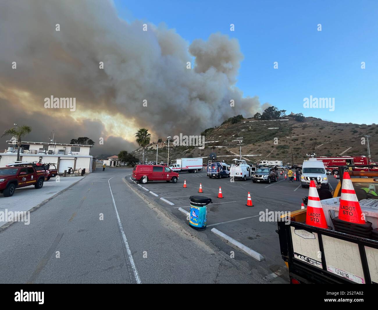 Feu de Palisades, la piste cyclable de plage au sud de Sunset Blvd, fumée soufflant vers l'océan, pompiers, zones de rassemblement LAPD sur PCH, jour 1/7/2025. - Image de stock capturée avec un smartphone