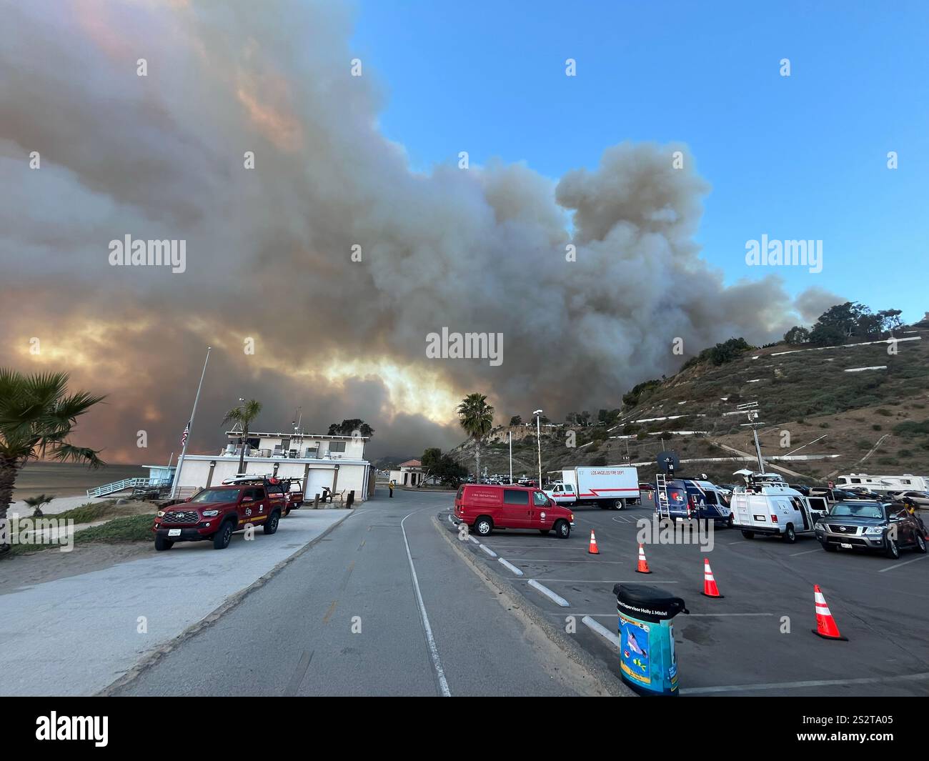 Feu de Palisades, la piste cyclable de plage au sud de Sunset Blvd, fumée soufflant vers l'océan, pompiers, zones de rassemblement LAPD sur PCH, jour 1/7/2025. - Image de stock capturée avec un smartphone