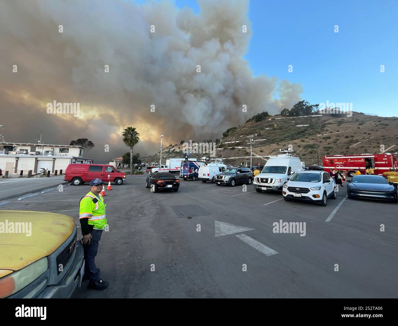 Feu de Palisades, la piste cyclable de plage au sud de Sunset Blvd, fumée soufflant vers l'océan, pompiers, zones de rassemblement LAPD sur PCH, jour 1/7/2025. - Image de stock capturée avec un smartphone