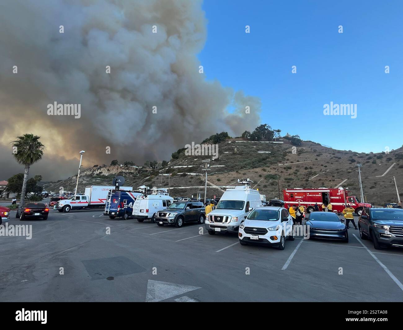 Feu de Palisades, la piste cyclable de plage au sud de Sunset Blvd, fumée soufflant vers l'océan, pompiers, zones de rassemblement LAPD sur PCH, jour 1/7/2025. - Image de stock capturée avec un smartphone