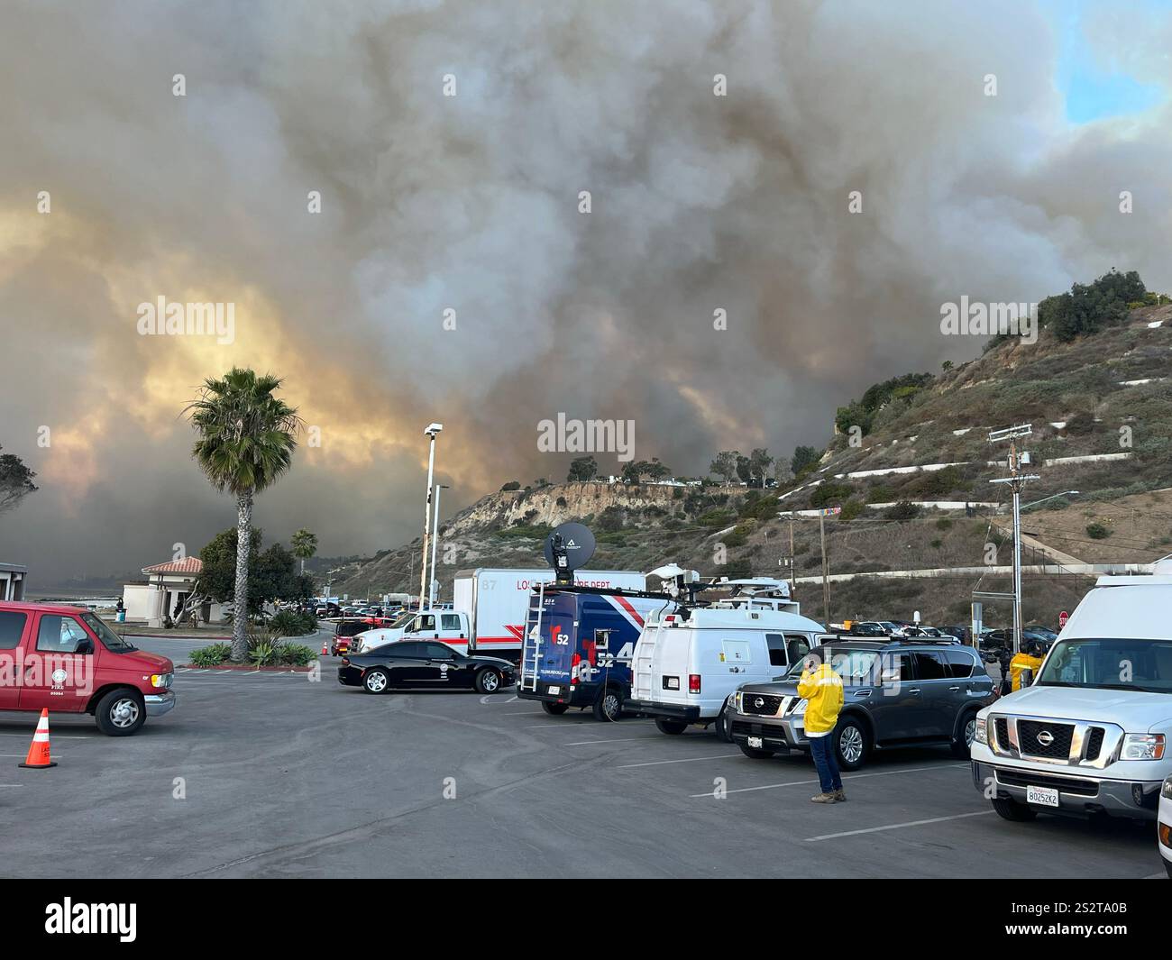 Feu de Palisades, la piste cyclable de plage au sud de Sunset Blvd, fumée soufflant vers l'océan, pompiers, zones de rassemblement LAPD sur PCH, jour 1/7/2025. - Image de stock capturée avec un smartphone