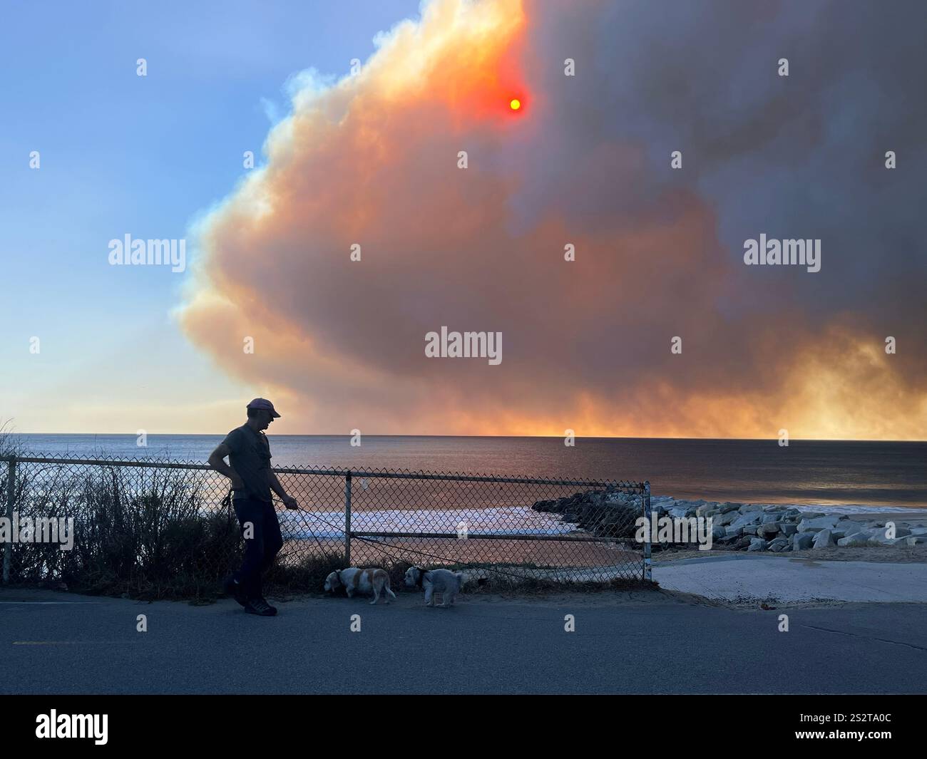 Feu de Palisades, la piste cyclable de plage au sud de Sunset Blvd, fumée soufflant vers l'océan, pompiers, zones de rassemblement LAPD sur PCH, jour 1/7/2025. - Image de stock capturée avec un smartphone